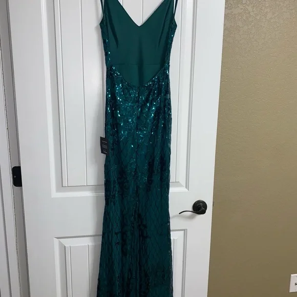 Open back Lulu’s XS formal dress, NWT. Only worn to try on. - Picture 3 of 3